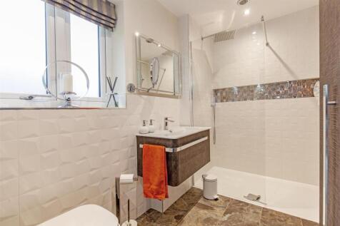 Exquisite En-Suite Shower Room