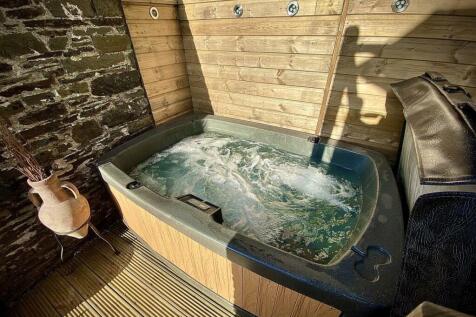 Pontfaen Fach (static) hot tub.jpg