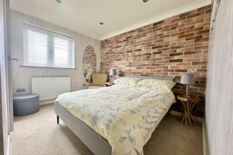 Bedroom1...jpg