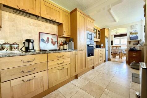 Kitchen2.jpg