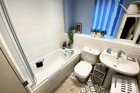 Bathroom (1st Floor) 