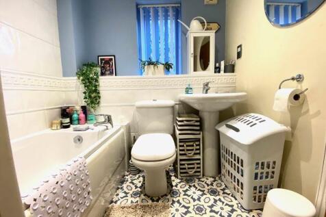 Bathroom (1st Floor)