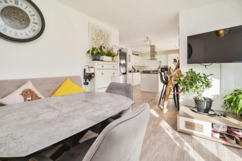 OPEN PLAN LIVING TO THE REAR