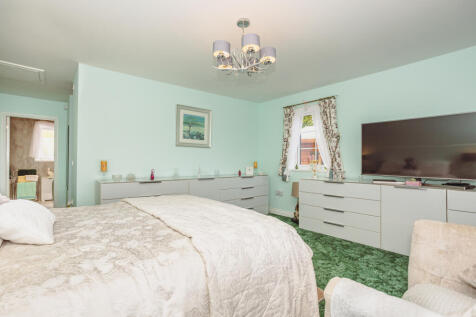 Master En-Suite Bedroom