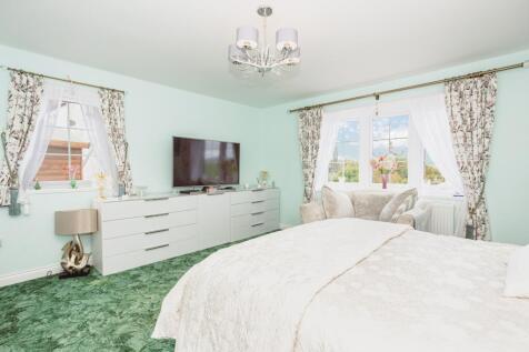 Master En-Suite Bedroom