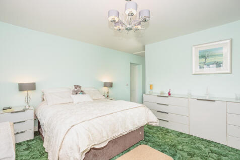 Master En-Suite Bedroom