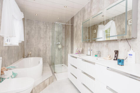 Master Bedroom En-Suite