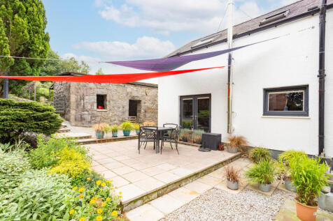 Patio &amp; Outdoor Dining Area