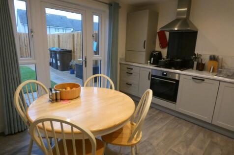 KITCHEN / DINING