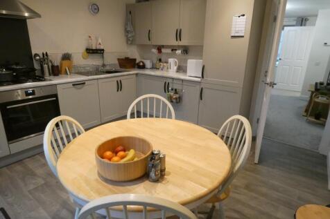 KITCHEN / DINING