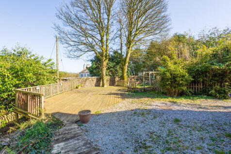 Side Garden &amp; Sun Deck