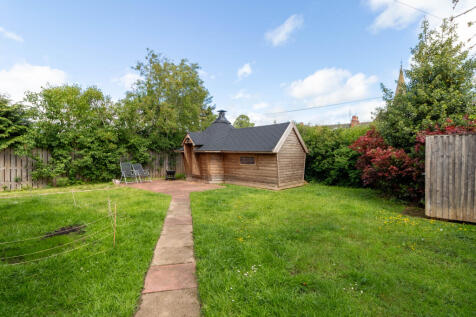 Rear Garden &amp; Barbecue Hut