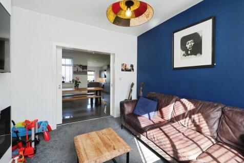 Cosy yet Generous Lounge