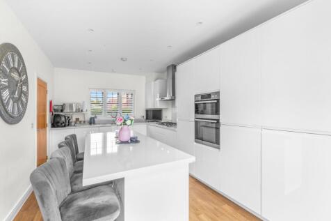 Kitchen and Breakfast Bar