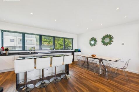 breakfast &amp; dining area