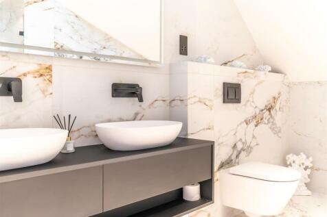 En-Suite Bath/Shower Room
