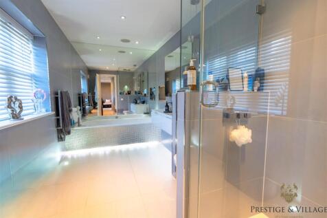 Bedroom 1 - En suite