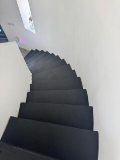 Cantilever stairs