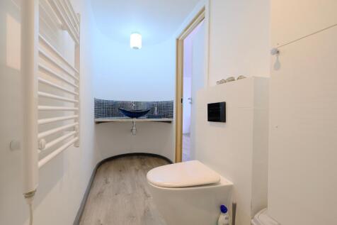 En suite shower room (Bedroom 2)