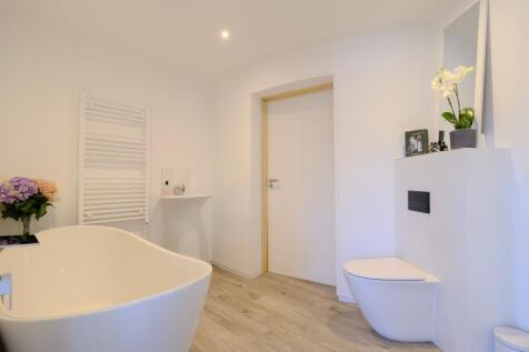 En suite bath room (Bedroom 3)
