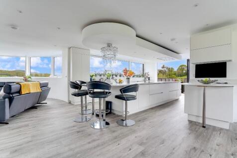 Open plan living area &amp; kitchen