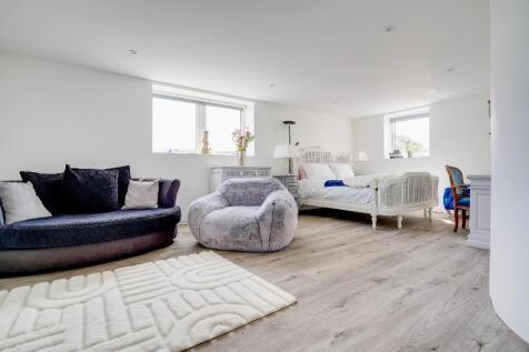 Bedroom 2 (first floor)