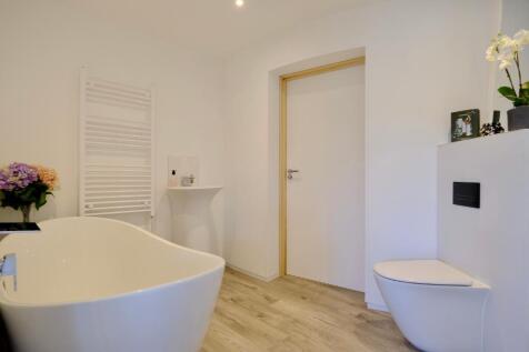 En suite bathroom (Bedroom 3)
