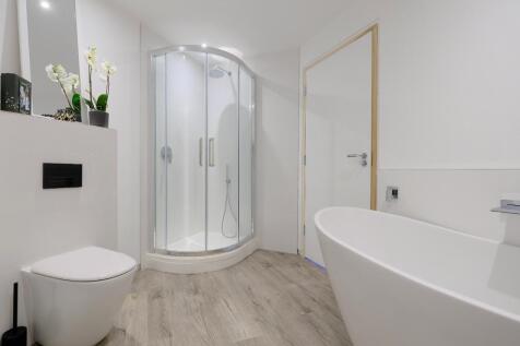 En suite bathroom (Bedroom 3)