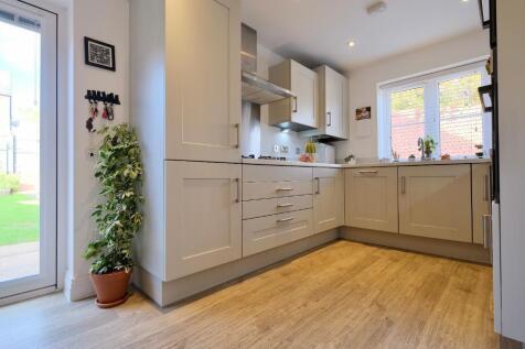 Fully fitted kitchen