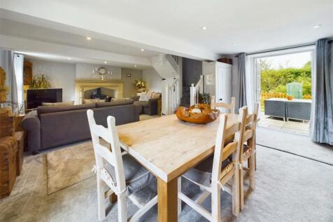 Impressive Spacious Lounge/Dining Room
