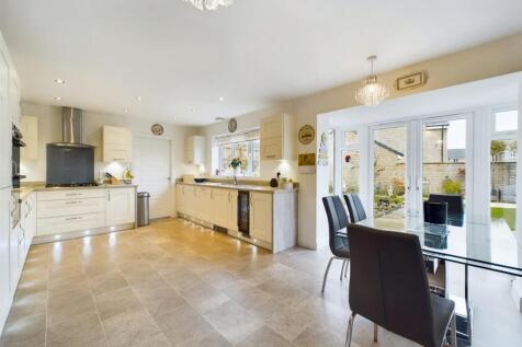 Superb Open Plan Dining Kitchen