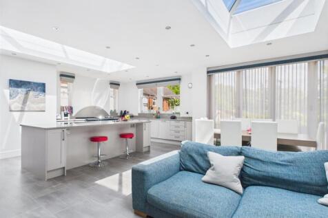 Living Kitchen/Dining Room