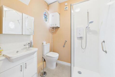 Ground Floor Cloakroom/Shower Room