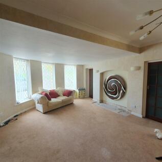 HALL/LIVING ROOM