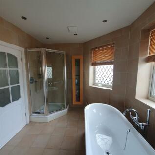 FAMILY BATHROOM/W.C