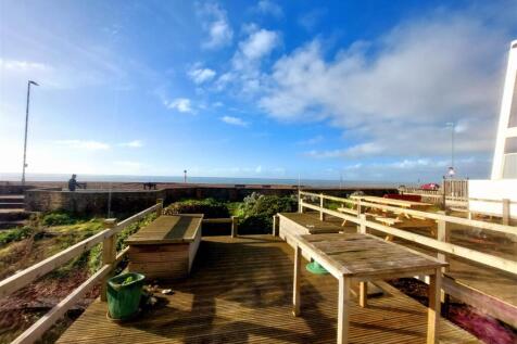 Sun Deck/Garden &amp; views to Sea