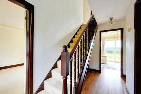 &#34;L&#34; SHAPED ENTRANCE HALLWAY