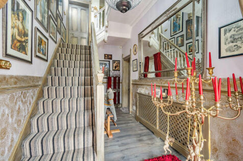 8479735-interior1...