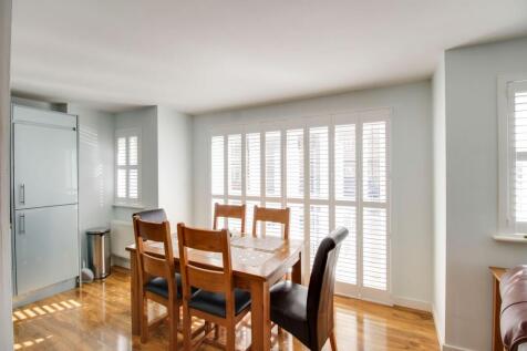 Kitchen / Dining Area
