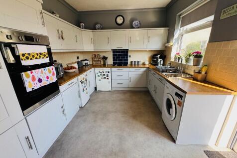 FITTED KITCHEN