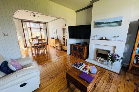 LOUNGE/DINING AREA