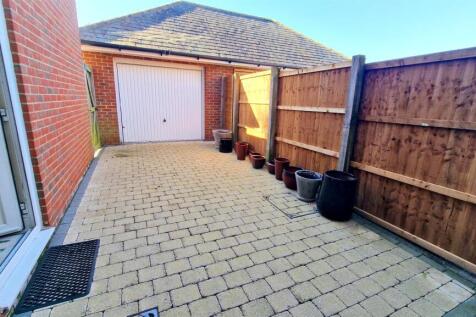 DRIVE AREA BETWEEN CAR PORT &amp; GARAGE.jpg