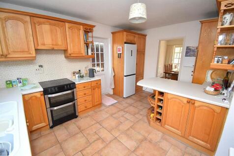 KITCHEN 2.JPG