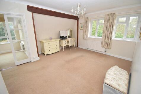 MAIN BEDROOM.JPG