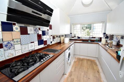 KITCHEN 2.JPG