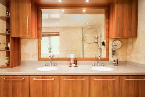 Master bedroom ensuite 