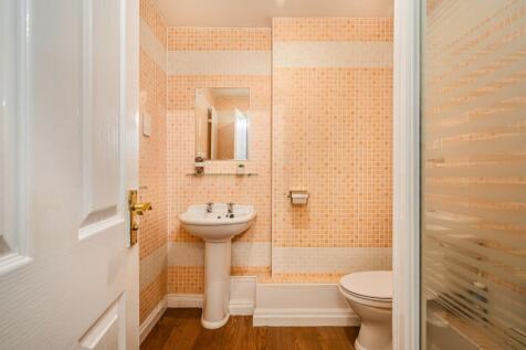 Master bedroom en-suite 