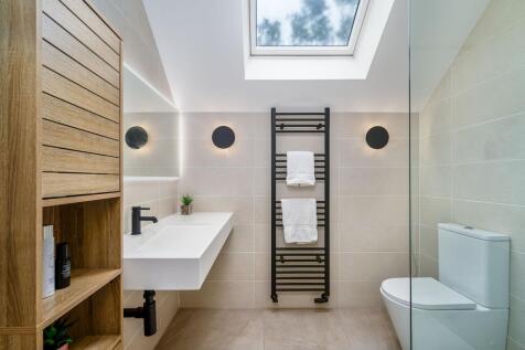 Master bedroom en-suite 