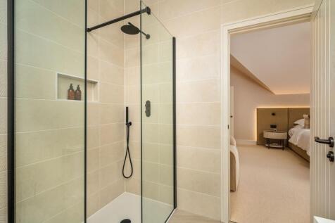 Master bedroom en-suite 