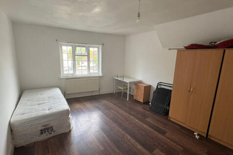 Furnished Master room to let in Dagenham on Hewet